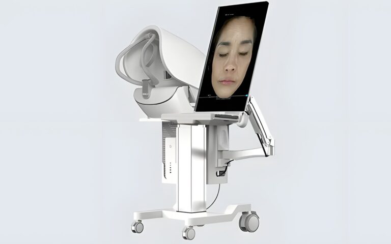 The skin scanner with a face analysis on its screen